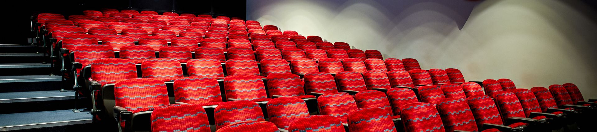 Red theatre-style seats in the Cubic theatre